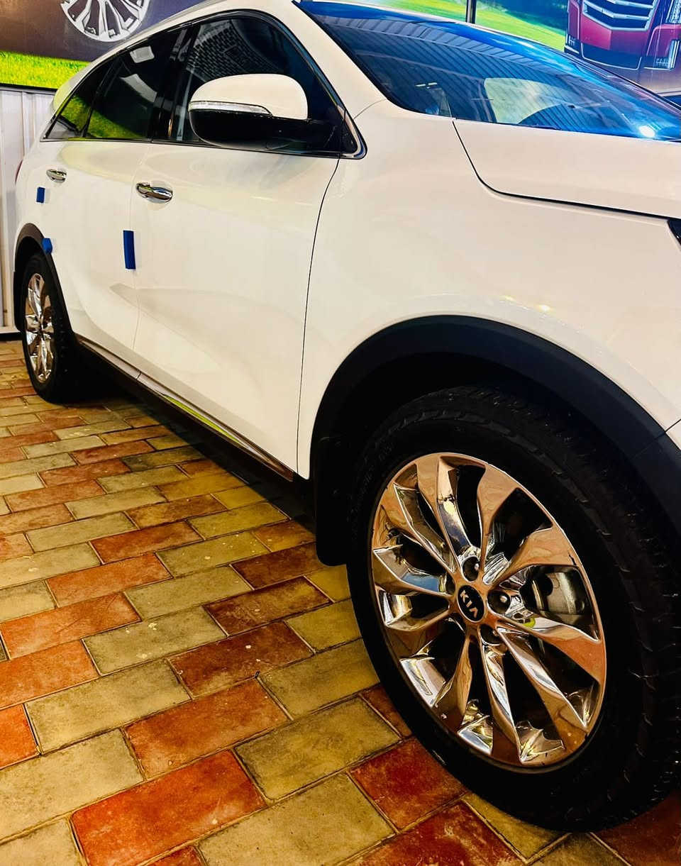 كيا سورنتو 2019 خليجي رقم بغداد الماني تحويل ووكاله مباشر  فول مواصفات للاخير عدا البانوراما ✅
محرك 6 سلندر 
بصمه تشغيل 
بصمه ابواب 
كشنات جلد 
كراسي 2 كهرباء 
 7 راكب 
ثلاث قطع تبريد 
شاحن لاسلكي 
شاشة ايباد 
كامرات خلفيه 
لد امامي خلفي 
خمسه ويل كب كروم 
لايت زنون 
ماشية 100 الف 
السيارة مكفوله كفاله عامه من ضربه وصبغ وتبديل وفتح وبارد وحالوب 
بيها رصعه وحدة مأشرة بلمنشور 

السعر ((253)) مجال بسيط

مكاني // النجف // للاتصال // ***********
