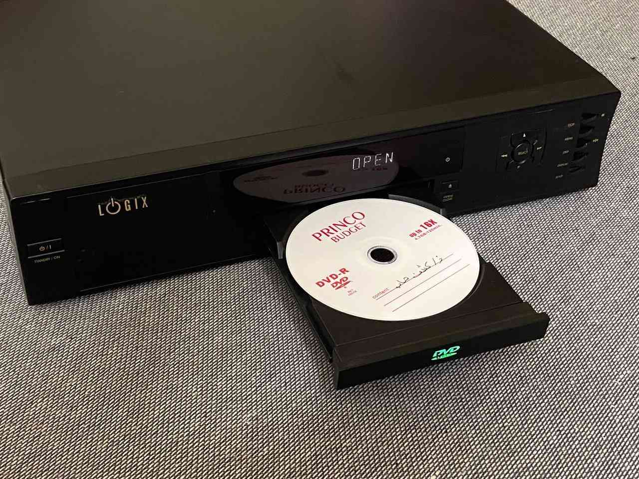 جهاز DVD ماركة LOGIX .
. يشغل أقراص DVD Video .
• يدعم CD / MP3 .
• نظام صوت Dolby Digital .
• أزرار تحكم أمامية مع شاشة عرض رقمي.

منافذ : AV - S Video- SCART COONECTOR . 

نظيف ويشتغل ممتاز بدون مشاكل . 
السعر : 25،000 دينار . 
مع التفاز : 50،000 .


**إذا كنت صاحب هذا الإعلان وتريد حذفه لأي سبب، رجاءا أرسل رسالة إلى الدعم الفني**