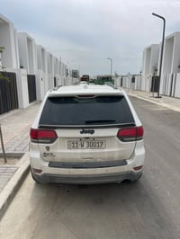جيب شيروكي خليجي موديل 19للبيع مواصفات خليجة كاملة  ماشية 125 الف كم م...