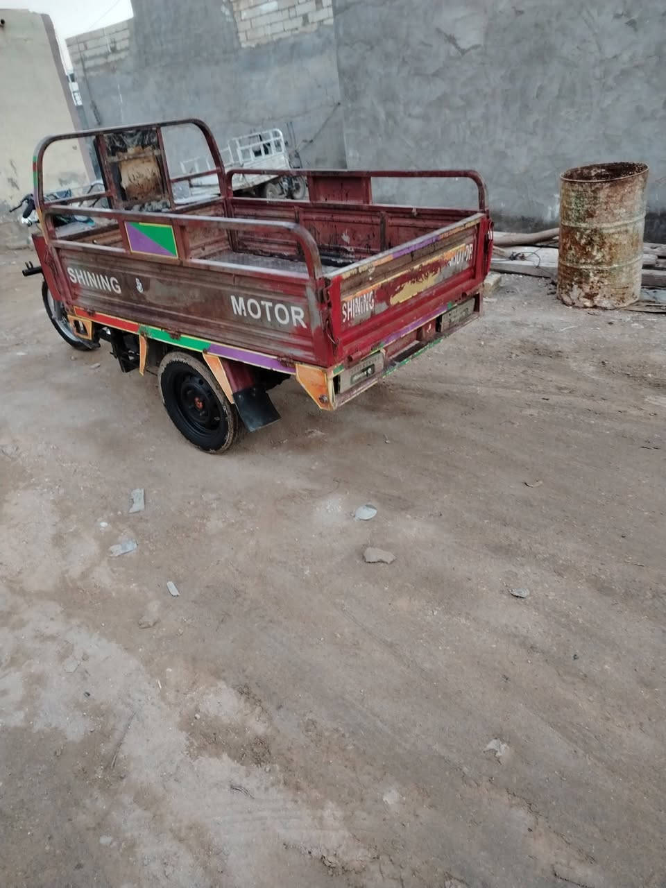 سلام عليكم ستوتا للبيع أوراق اصولي يم مكتب حسين مديل ١٦ مكينا دايون ٢٠ ركبتها وشصيها مكفولا بلديا للستوتا مكان كربلاء حي المامين هاذا رقمي وتصل عليا وبيك خير وتدلل *********** ال سعر مليون ١٠٠ وبيها مجال حك الجيه
