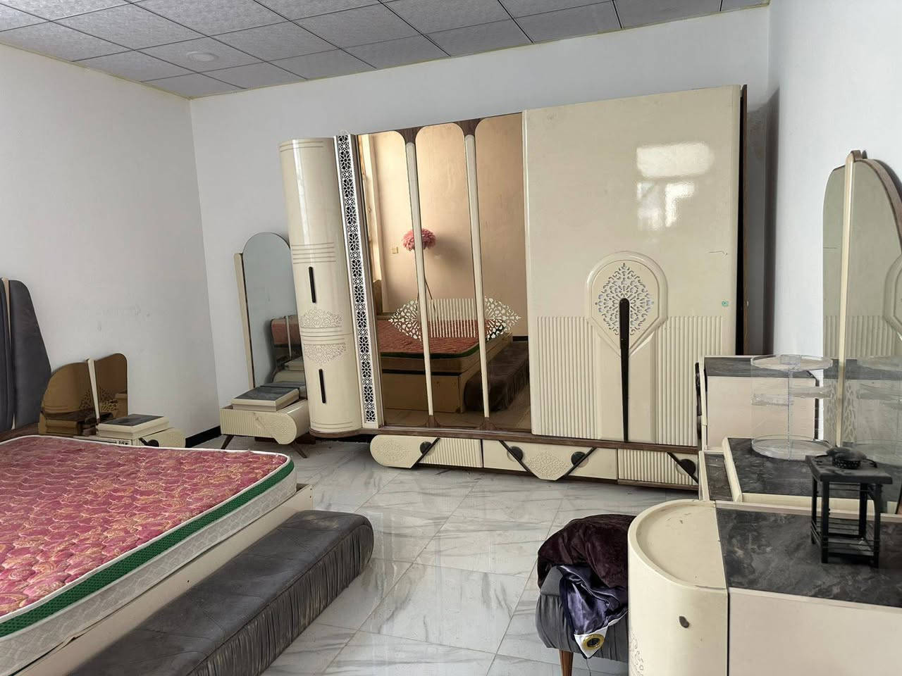 السلام عليكم بيت ١٠٠ متر للبيع مع الأثاث بمزارع ميسان قرب جسر الشهداء مزرعة مصعب البلوك الثالث ب٣٥ وبي مجال إني مكلف بالنشر ***********
