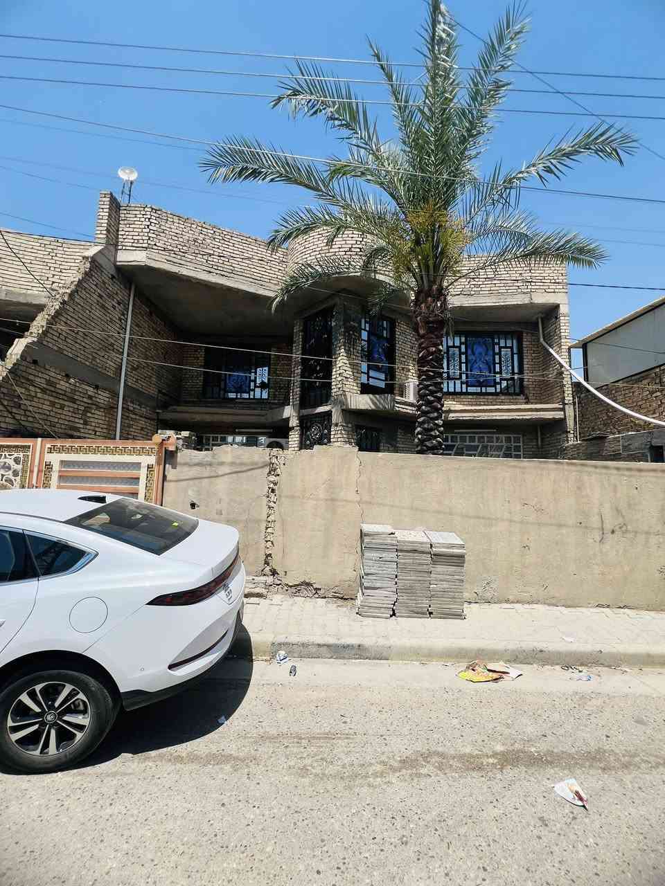بيت للبيع مساحة 240 م
مجاور روضة نسمة الصباح محلة 104 زقاق 15 د 69
يحتوى على 4 غرف نوم استقبال مطبخ صالتين مناور ثنين صحيات عدد3  البيت من الداخل جاهز شغل حديث فقط الواجهية والكراج كما ترون بالصور 
للاستفسار الاتصال  ***********
