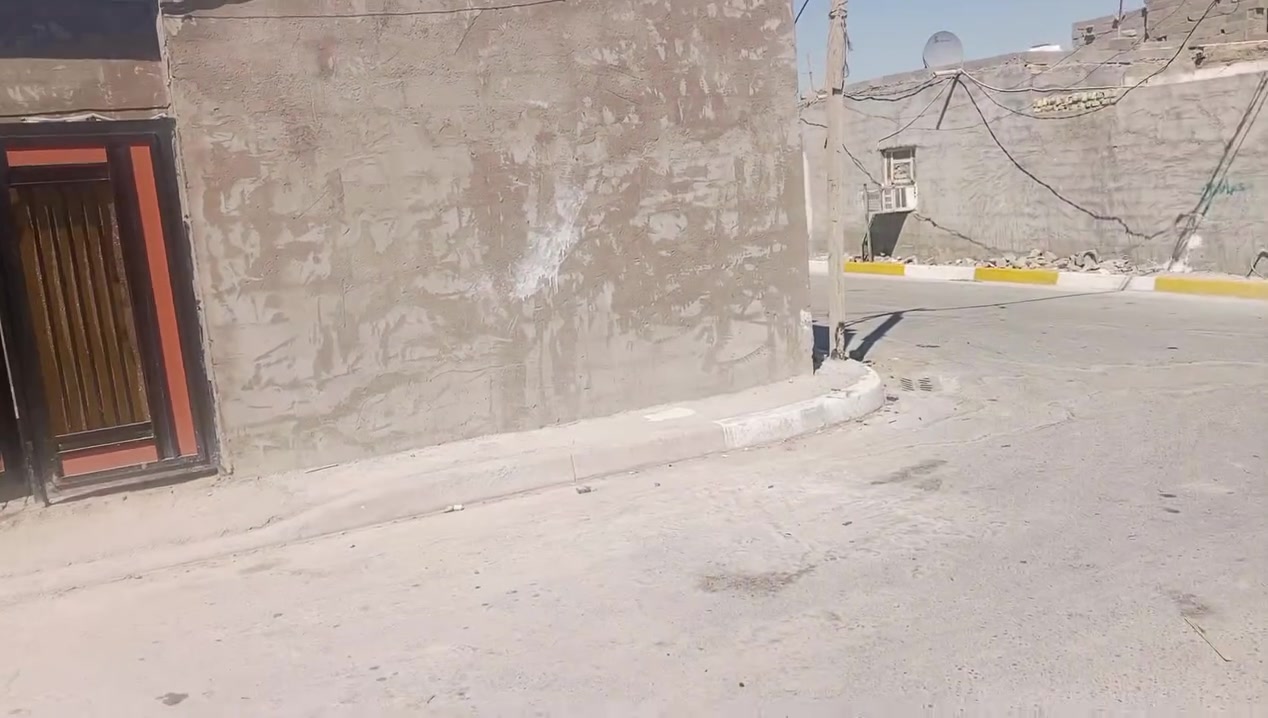 السلام عليكم بيت للبيع مساحتة 136متر الواجهه8ونص ونزال 17بحي الكوفه بالبدايه على كسره وعطش المنطقه كافة الخدمات بيه من مجاري تبليط ومي بي غرفتين الغرفه الولى 4×3والغرفه الثانيه 4×5وحولي طوله4وعلى عرض البيت والاستقبال 4×7وامطبخ 3×2ونص البناء ترميم جديد كله البيبان قاصه وتفصال كله كامل بس السقف سندويش السعر 65 الاتصال ***********

