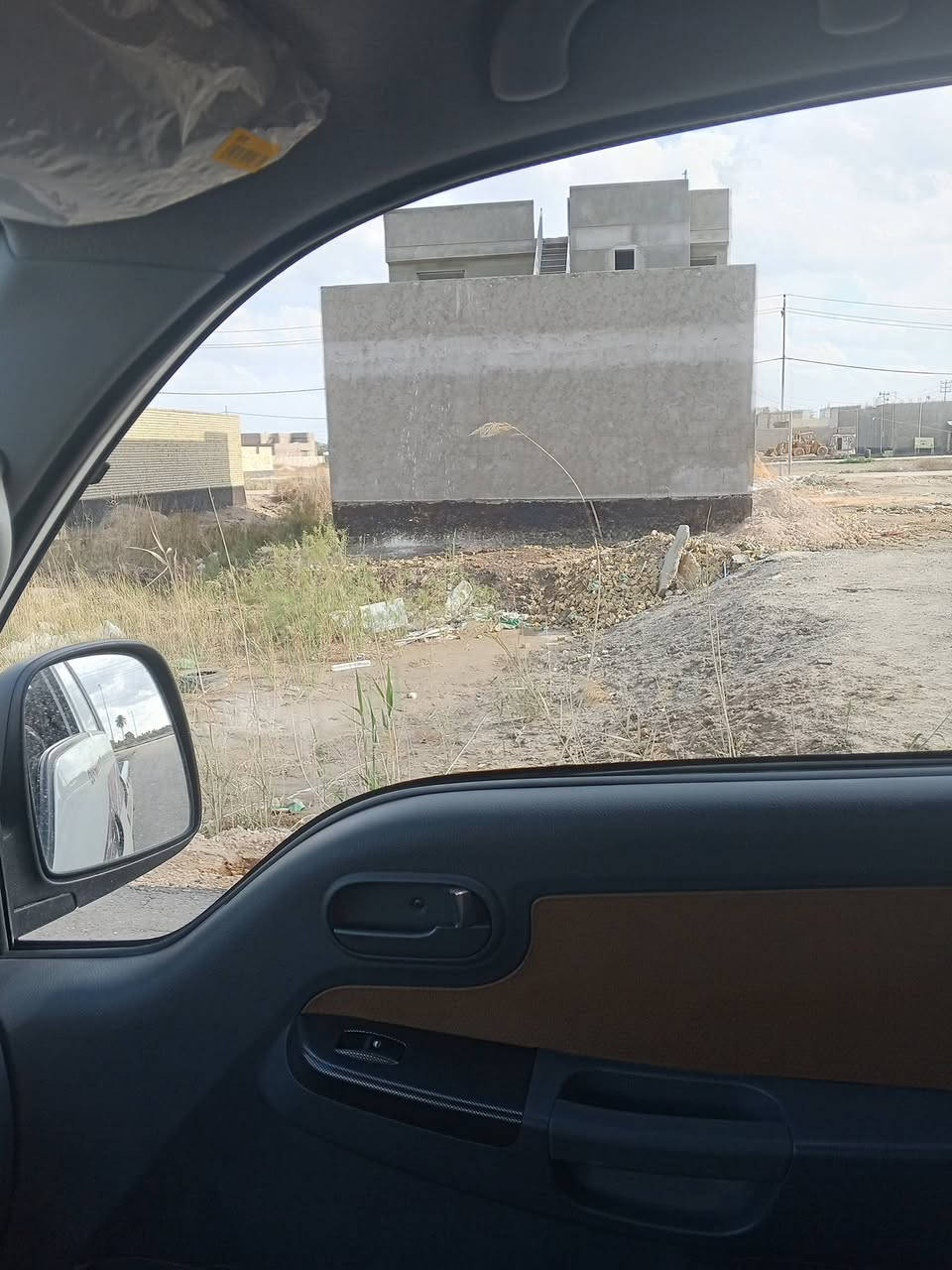 قطعه ارض 200متر  تبعد عن البوابه 20متر 2 قطعه   خلف الواجه  خدمات ماء كهرباء .بالقرب م محطه وقود الفنديه  .السعر والتفاصيل ***********
