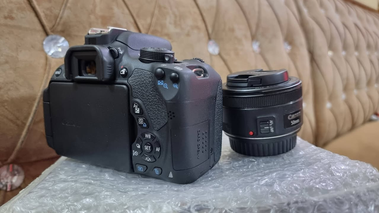 كانون D700  جديد غير مستخدم 
مع عدسة 50 
الملحقات الاصلية 
بطارية شاحنة حزام كيبل نقل 
السعر 300 الف ***********
