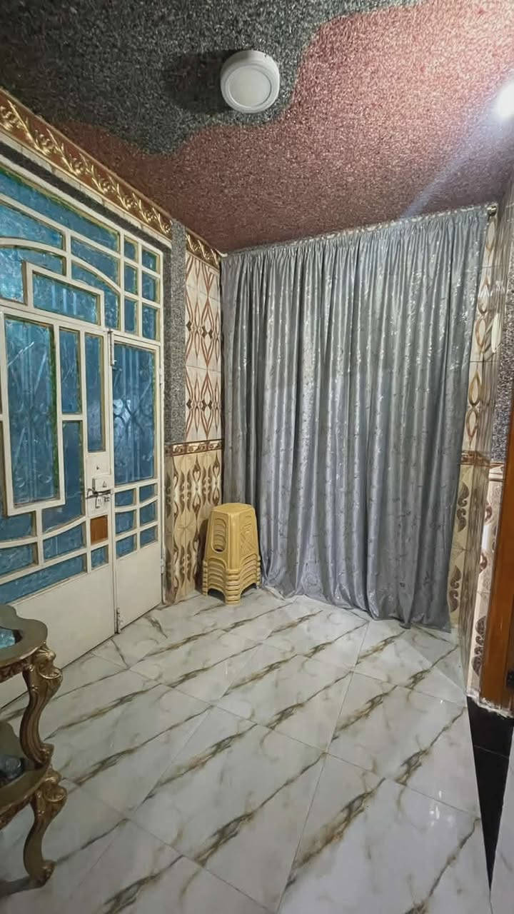 بيت للبيع المساحة٣٠٠
يحتوي ع غرفة عدد٢
وصالة
إستقبال
مطبخ داخلي و خارجي
صحيات عدد٢
هول
گليدور للاستفسار الأتصال ع ألرقم ***********
