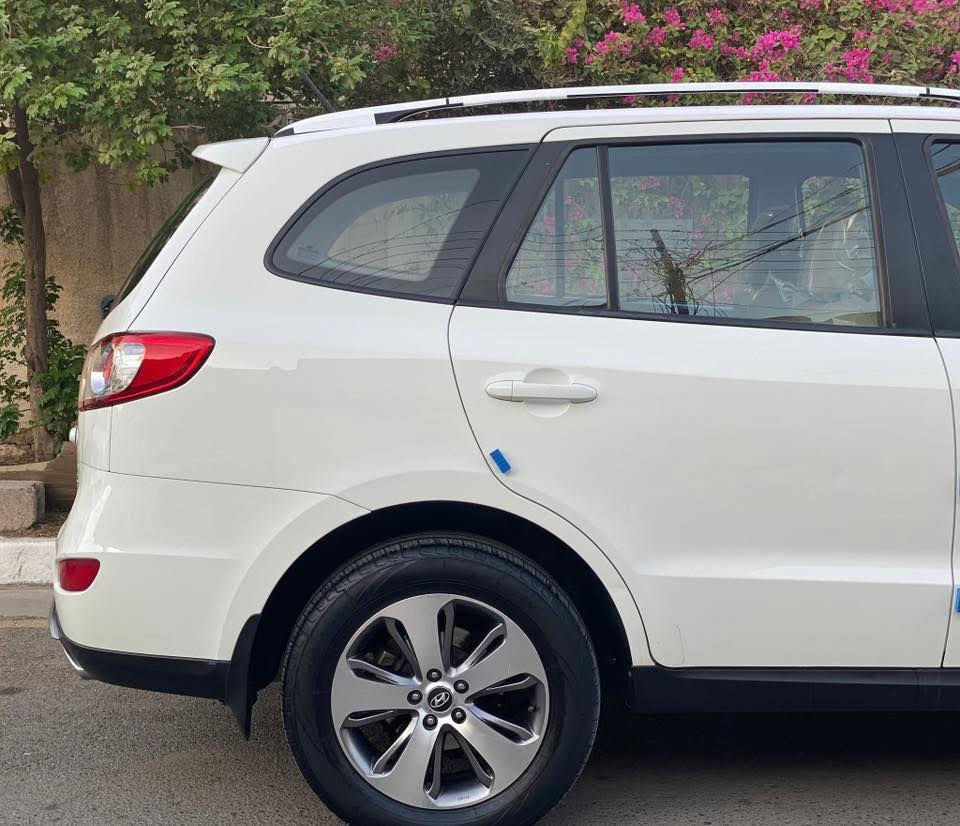 سلام عليكم سنتافيه  للبيع كفاله عامه خليجي 
 مواصفات الشركه العامه السيارات تخبل كامله على اخر حبه مال جناي سيارتي الشخصيه السياره معروضه ١٤٥ ورقه وتدللون  

الرقم *********** (من رخصت الادمن المحترم )
