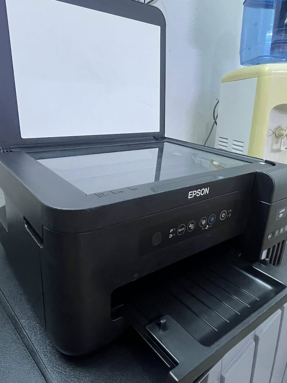 السلام عليكم طابعه ايبسون 4150 الشكل الجديد حقن خارجي وايفاي اسكنر الطابعه جديده استعمال قليل مسحوب بيها ثلاث بندات وشويه الطابعه نضيفه حيل سعرها 150 الف عنوان الموصل ***********
