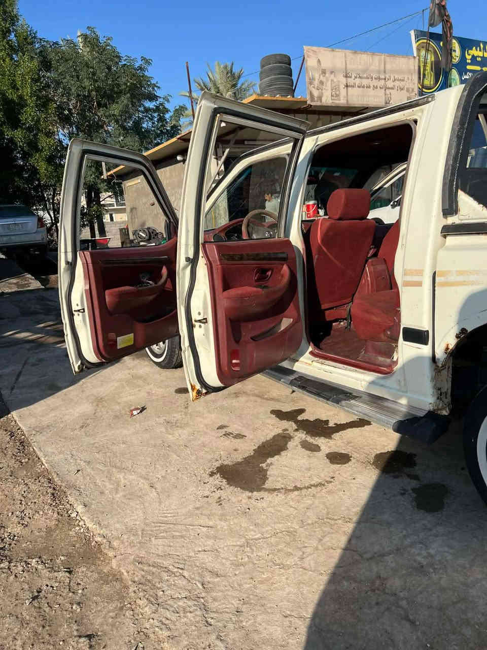 السلام عليكم ورحمة الله وبركاته
البيع فاتون 
موديل 2013
مكينه وكير وكفاله لا تنقيص ولا تبخير 
حداديه نضيفه تخم تايرات جدد 
رقم بابل 
كهربايات كله شغاله 
كيج حماوه بانزين رون كيلو متر كله شغال
السعر 50بيه مجال بسيط 
مكان سياره بابل نيل قرب دولي سريع 
***********
***********
