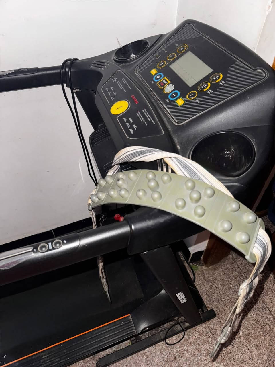 جهاز جري منزلي للرياضة مع حزام هزاز للبيع
250 الف د.ع مكان بغداد للاستفسار ***********

مواصفاته 
 • 🏃‍♀️ سرعات جاهزة: 2 – 4 – 6 – 8 (
 كم/س)
 • ➕➖ تحكم بالسرعة يدويًا
 • ▶️⏹ زر Start / Stop
 • 📊 شاشة ديجيتال تعرض:
 • السرعة
 • الوقت
 • المسافة
 • السعرات الحرارية
 • 🧠 برامج جاهزة (PROG) للتمرين
 • ⚡ زر SMART (تمرين تلقائي)
 • 🔑 مفتاح أمان (الدائرة الصفره) إذا طاح الشخص يفصل الجهاز فورًا
 • 🔊 أزرار تحكم بالصوت  MP3 / Volume)
 • ☕ حامل أكواب
 • 🏠 مناسب للبيت
