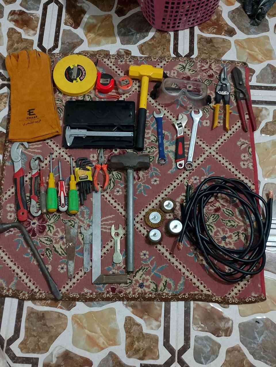 ميزان من شركه انجيكو يتحمل 20 كيلو مع سماعه على الباتري شحن عدد يدويه كفوف طوال وفيته 30 متر وفيت 3 متر العدد 2 فيرنيه چواكيج العدد 2 نضاره حمايه سباين العدد 2  17 و19 كندك مگاصه حديد العدد 2 سباين جميع الأحجام  درنفابس 4  الا نكي نجمه لاويه فرچ سيم العدد 4 گونيه مفاتيح كوسره 2 ويل سبانه حجم 19 وكيبل مكينه لحيم تقرينأ 4 أمتار ونصف للبيع السعر 95 قفل مكاني كربلاء توصيل ماعندي موبايل ***********
