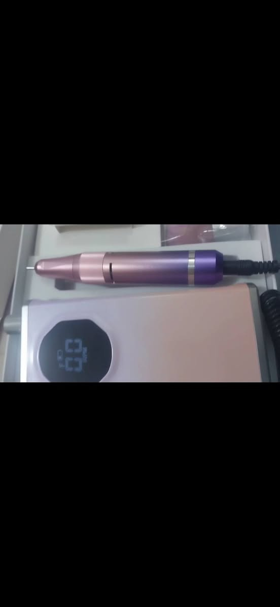 ​للبيع: مبرد أظافر كهربائي احترافي COSICOSY M40 (جديد بالكرتون) 💅✨
جهاز محمول وقوي جداً، مخصص للصالونات وللاستخدام الشخصي.
​السرعة: تصل إلى 40,000 دورة في الدقيقة (40K RPM) لبرد ونحت الجل والأظافر بسرعة وسهولة.
​المميزات: شاشة رقمية تعرض السرعة والشحن + شحن سريع بمنفذ Type-C + صوت واهتزاز هادئ جداً.
​الملحقات: يأتي كامل مع طقم رؤوس السنفرة المتنوعة والفرشاة وباقي غراضه كاملة.
​الجهاز جديد لقطة وجاهز للشغل.
السعر: [خاص] 
المكان: بغداد. مدينه الصدر توصيل ماعندي
​للتواصل والمراسلة على الخاص.


**إذا كنت صاحب هذا الإعلان وتريد حذفه لأي سبب، رجاءا أرسل رسالة إلى الدعم الفني**
