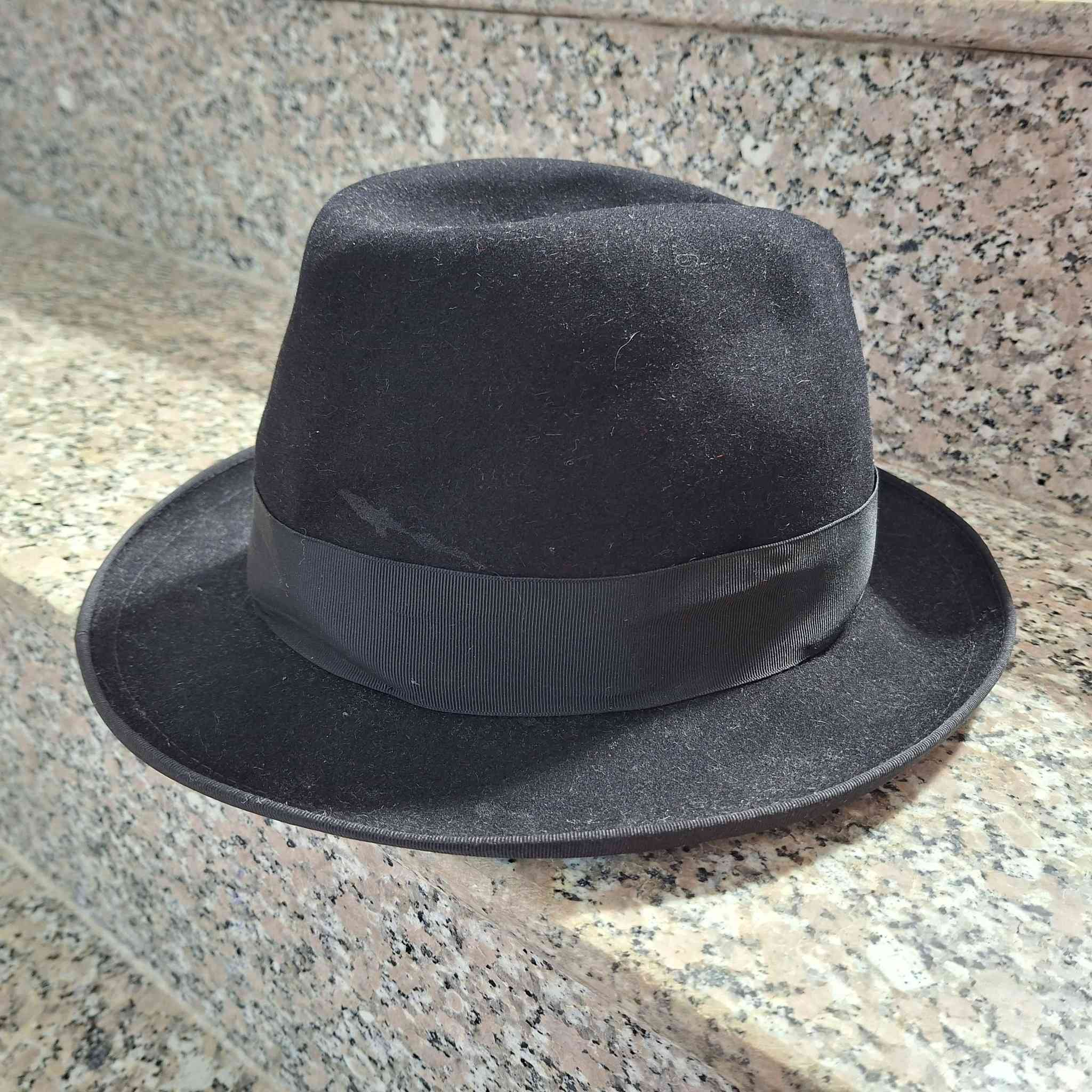 🎩 لمحبي الفخامة الكلاسيكية.. قبعة MAYSER ألمانية أصلية
لكل من يبحث عن التميز والأناقة التي لا تنتهي، نقدم لكم قبعة من الماركة العالمية العريقة Mayser (صناعة ألمانية منذ عام 1800). قطعة فريدة تجمع بين الجودة التاريخية والمظهر العصري.
✨ مميزات القطعة:
الماركة: Mayser (أصلي 100%).
الإصدار: Präsident Exclusive (الفئة الفاخرة).
الحالة: ممتازة جداً (نظيفة كما موضح في الصور).
اللون: أسود ملكي فاحم.
القياس: 60 (Weite 60).
التفاصيل: مبطنة من الداخل بشريط جلدي أصلي لراحة تامة أثناء الارتداء، مع لوغو الماركة الذهبي المميز.
💰 السعر المقترح: 100 ألف دينار عراقي.
🚛 متوفر توصيل لجميع المحافظات
📱 للتواصل والاستفسار عبر الواتساب:
***********
