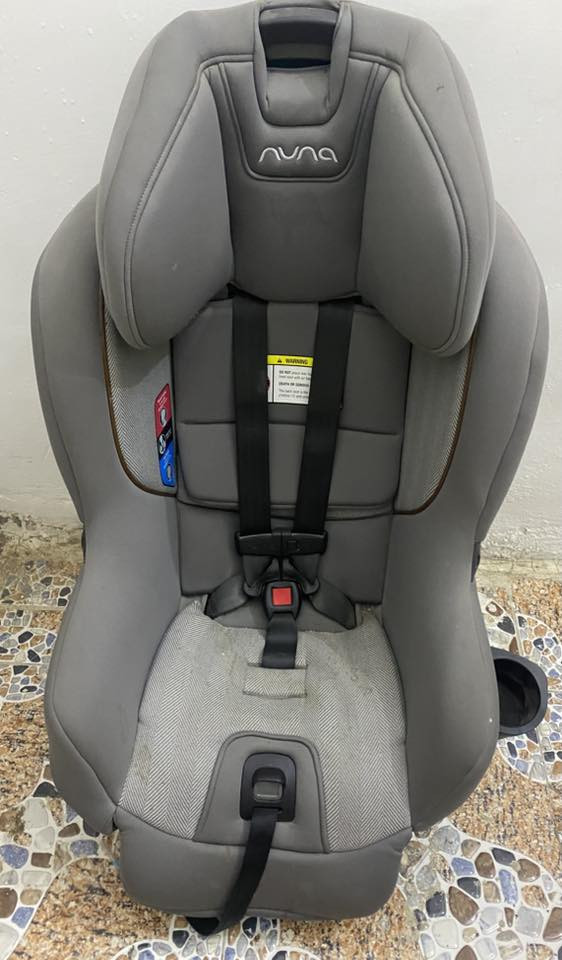 سلام عليكم كرسي للبيع جديد مامستخدم فقط متروك عليه تراب قيم بما يرضي الله واخذ ***********
