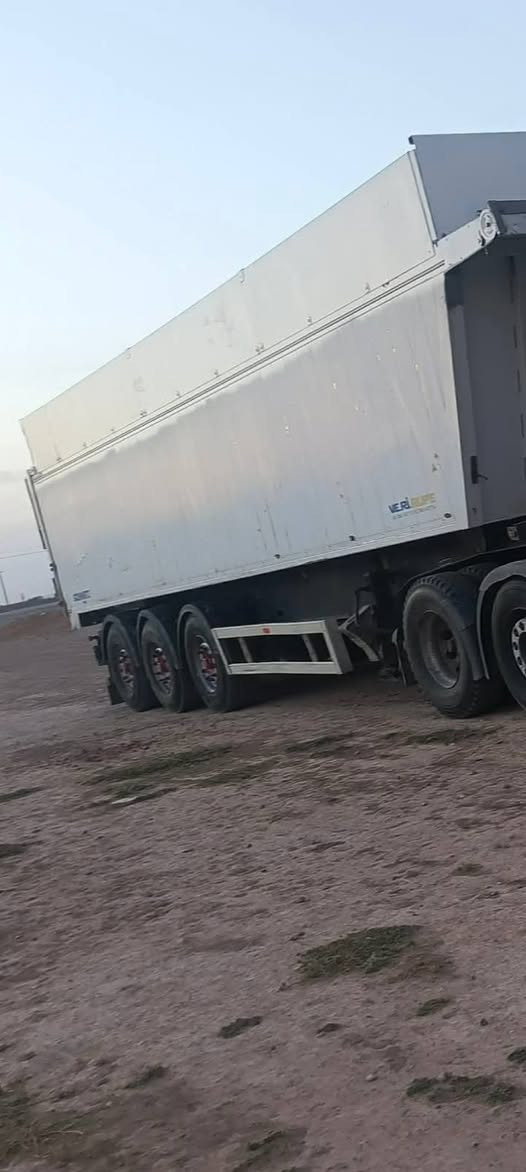 السلام عليكم نساف فافون للبيع شاصي حديد منفيس دخول 2025 ارتفاع 240 تك تاير سحال الطول 10 أمتار  السعر الخاص رقم الهاتف ***********
