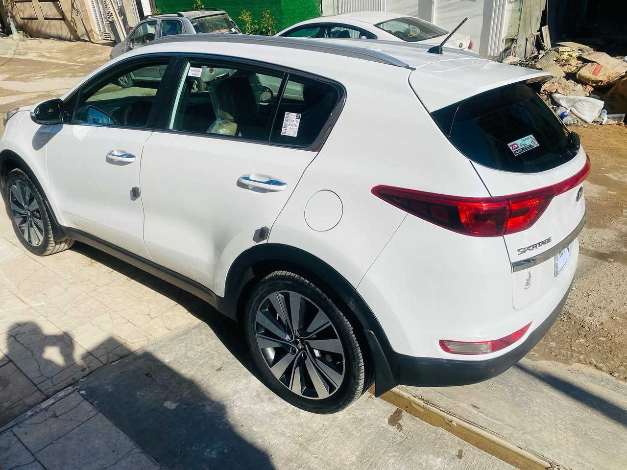 كيا سبورتج خليجيه وكالة الشركة الدوليه موديل 2018
سياره جديده جدا وبدون اي نقص 
ماشيه ٨١
رقم بغداد الانكليزي وبأسمي
كفاله عامه من كير ومحرك فقط باب خلف السائق بي صبغ بسبب شخط 
مواصفاتها نص فول 
محرك ٢٠٠٠ دوش
داخل حمصي 
حساسات امامي وخلفي اصلي يعرض بالشاشه
زراك لايت 
شاشه وكامره
السعر ١٨٢ ورقه 
***********
مكان السياره بغداد حي الجامعه
