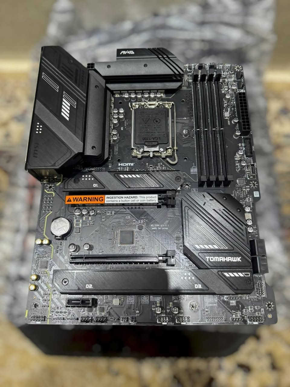 السلام عليكم بورد للبيع 
 MSI MAG B760 Tomahawk WiFi 
ومواصفاتها الرئيسية:
الشريحة: Intel B760
المقبس: LGA1700
المعالجات المدعومة: Intel Core الجيل 12 و13 و14
الرام: DDR5 (4 منافذ) حتى 192GB
سرعة الرام: تدعم ترددات عالية مع XMP (تتجاوز 7000MT/s حسب نوع الرام)
التخزين:
3 منافذ M.2 NVMe PCIe 4.0
6 منافذ SATA 6Gb/s
كرت الشاشة:
PCIe 5.0 x16 رئيسي
الشبكة:
Wi-Fi 6E مدمج
Bluetooth 5.3
LAN بسرعة 2.5Gbps
الصوت: 7.1 قناة Realtek HD Audio
المنافذ الخلفية:
USB-C
عدة منافذ USB 3.2
HDMI و DisplayPort
الحجم: ATX
هاي البورد تعتبر من الفئة القوية جداً ومناسبة لمعالجات مثل:
i5-13400F
i5-14600K
i7-13700K
i7-14700K
وحتى i9 مع مبرد جيد 
السعر  180 وبي مجال شرط الفحص 
***********
