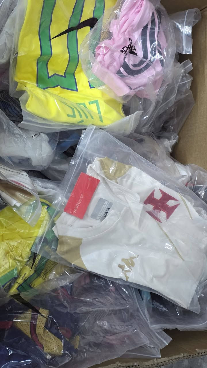 سلام عليكم
عدي شلعه دريسات مال امزون كل الندية وكلهن ماركات 
سعر القطعه 4 الاف عدد تقريب 100 او اقل
عنوان العطيفيه رقم *********** يوجد توصيل
