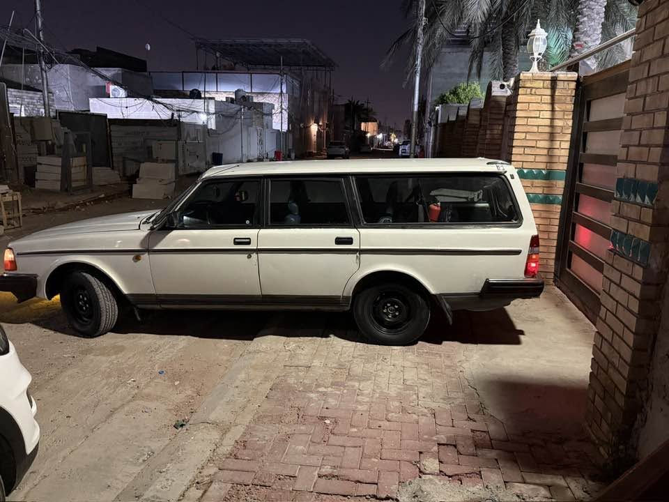 سلام عليكم فالفو موديل 90 حجم 240 سياره كفاله لاصبغ ولاضربه تبريد شغال ثلج رقم الموبايل ***********
