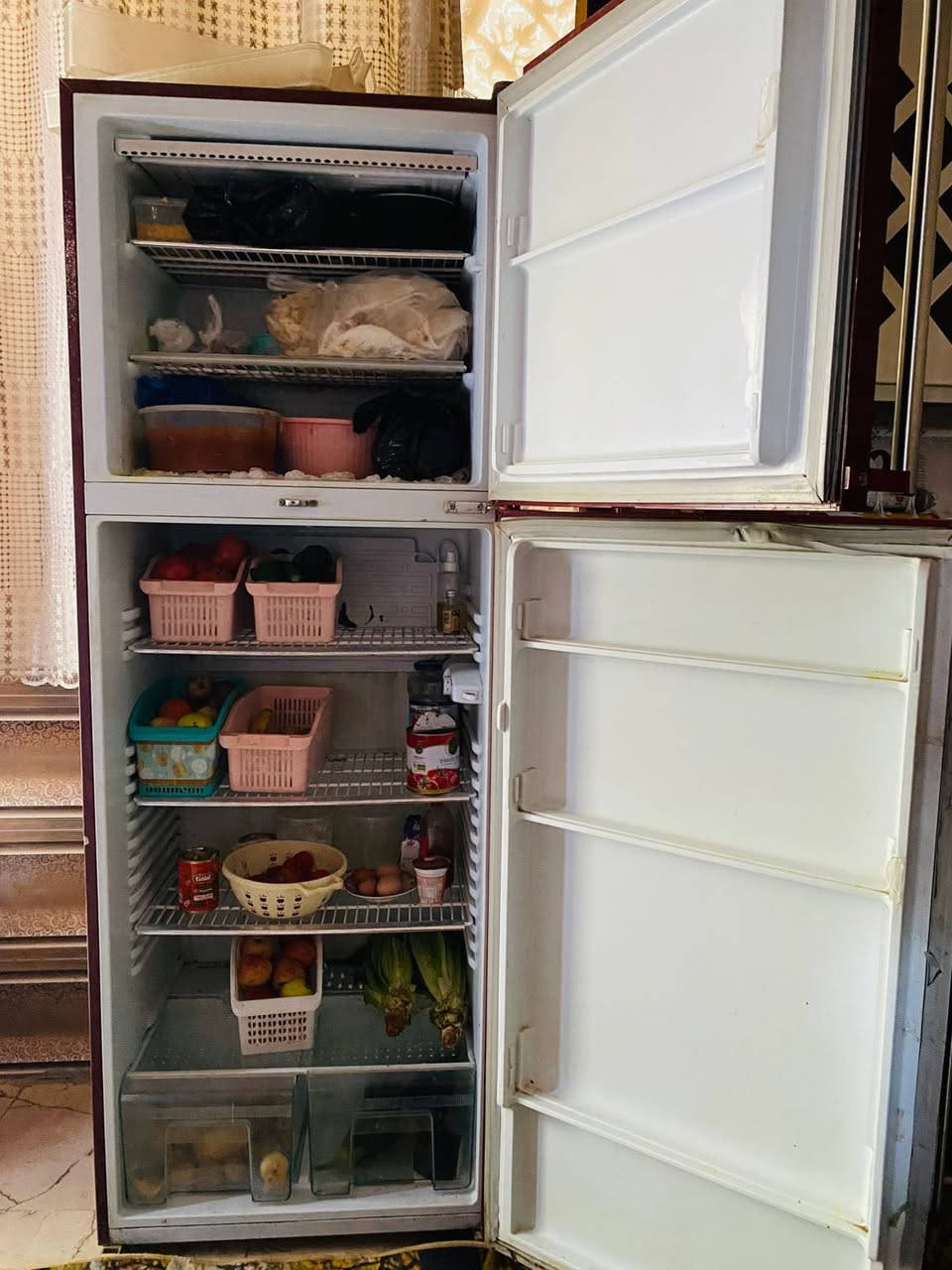 السلام عليكم للبيع ثلاجه 
وكنتىور شبابي 
***********
