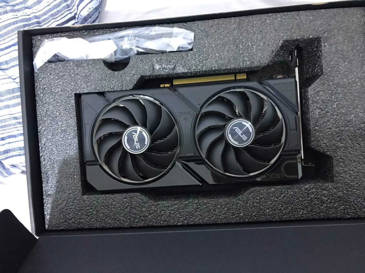 السلام عليكم
 
كارت Asus 4070 super oc duel

مثل ما موضح بل صورة الكارت نظيف 100%  

استعمال سنة ونصف
ضمان Asus ثلاث سنوات معناه باقي سنة ونصف بل ضمان

ويا الكارت يجي وصل الشراء والكارتونة وجميع ملحقات

هذا الكارت بل تحديد موديل:
Asus 4070 super oc duel 
حالياً صعب ينلكي بل سوق عراقي ككارت جديد

فاذا تحب تصميم Asus هذي فرصة حلوة حتى تاخذ كارت Asus نظيف  نظافة جديد مع ضمان سنة ونصف 

سعر كارت جديد على امازون امريكا 730 دولار
 مثل ما مبين بل صور
 
حط سعرك واذا شفته مناسب حكلك تعال خاص


**إذا كنت صاحب هذا الإعلان وتريد حذفه لأي سبب، رجاءا أرسل رسالة إلى الدعم الفني**