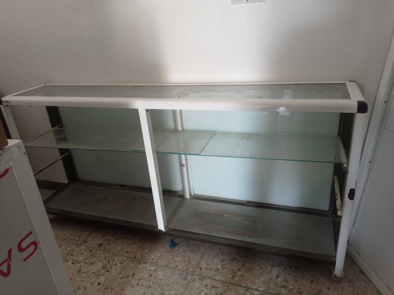 لوكر حديد رفوف
ميز عارضه عدد 4 مختلف الاحجام 
رفوف حديد وباب وسكراب حديد والمنيوم
التواصل ***********
