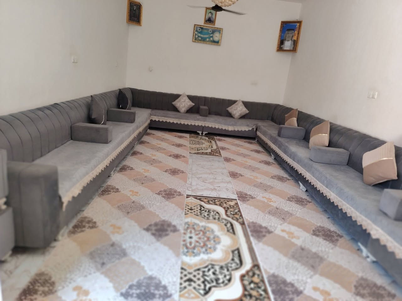 أعلان بيت للبيع الجربوعيه الاولى عل سايدين خلف صيدليه الرازي  مساحه 300 مسلح كونكريت  طابقين  الطابق الاول صحيات خارجيه طارمه كبيره حديقه  استقبال+مطبخ +صاله وكندور + غرفتين + صحيات داخليه  

. الطابق الثاني صاله + 4 غرف عايزات تشطيب + حمام  

للاستفسار  اكتب تم او مراسله الرقم ***********
