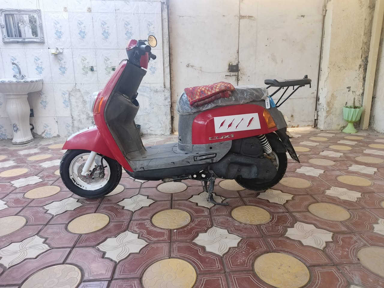 سلام عليكم بوليس للبيع
دراجه مكفوله صارلهة شهرين طالعه من الوكيل 
السعر 800 بيه مجال حك الجيه 
***********
