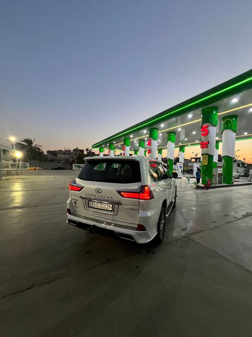 السلام وعليكم
لكزس LX570 
موديل 2017 
بريمية فول مواصفات للاخير
السيارة خير من اللة ومشيته حلوة
ماشية 66000km السيارة كفالة عامة من الصبغ والفتح ماعدة بارد بيه مكان السيارة بغداد الكرادة سعرها.        577$
بيه مجال بسيط للاتصال ***********
بيع فقط او مراوس بلاندكروز الشكل الجديد
