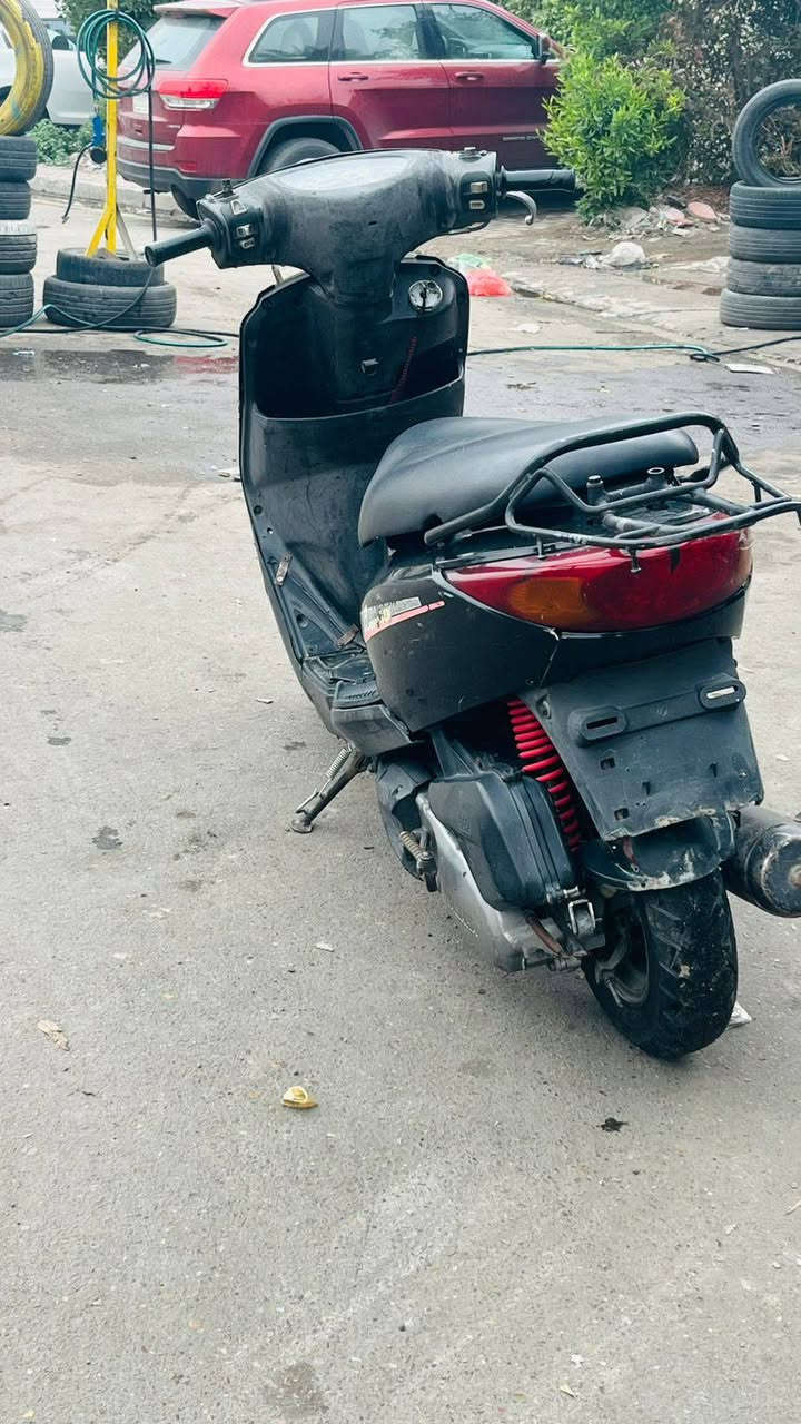 السلام وعليكم دراجه بريز نظيفه بيها مكينه جديده كابريتر بلاد مكينه بلاد السعر ٤٥٠ وبيها مجال ***********
