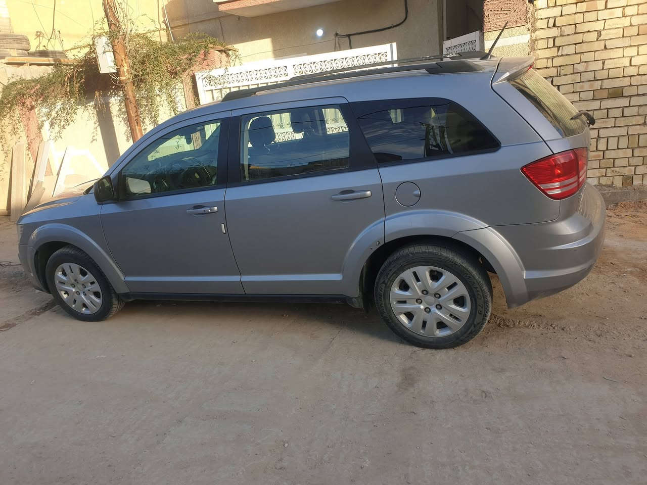 سلام عليكم 
دوج جورني موديل 18 حادث بس باب السايق باقي كفالة رقم بغداد سنوية جددتي قبل شهر رقم نكليزي محرك اربعة سلندر 
مواصفات عادية رادار كامرة خلفية 
مكان سيارة بابل مركز المدينة 
شباب اتصل وخادمك اني 
***********
مااجاوب خاص بسبب العمل
