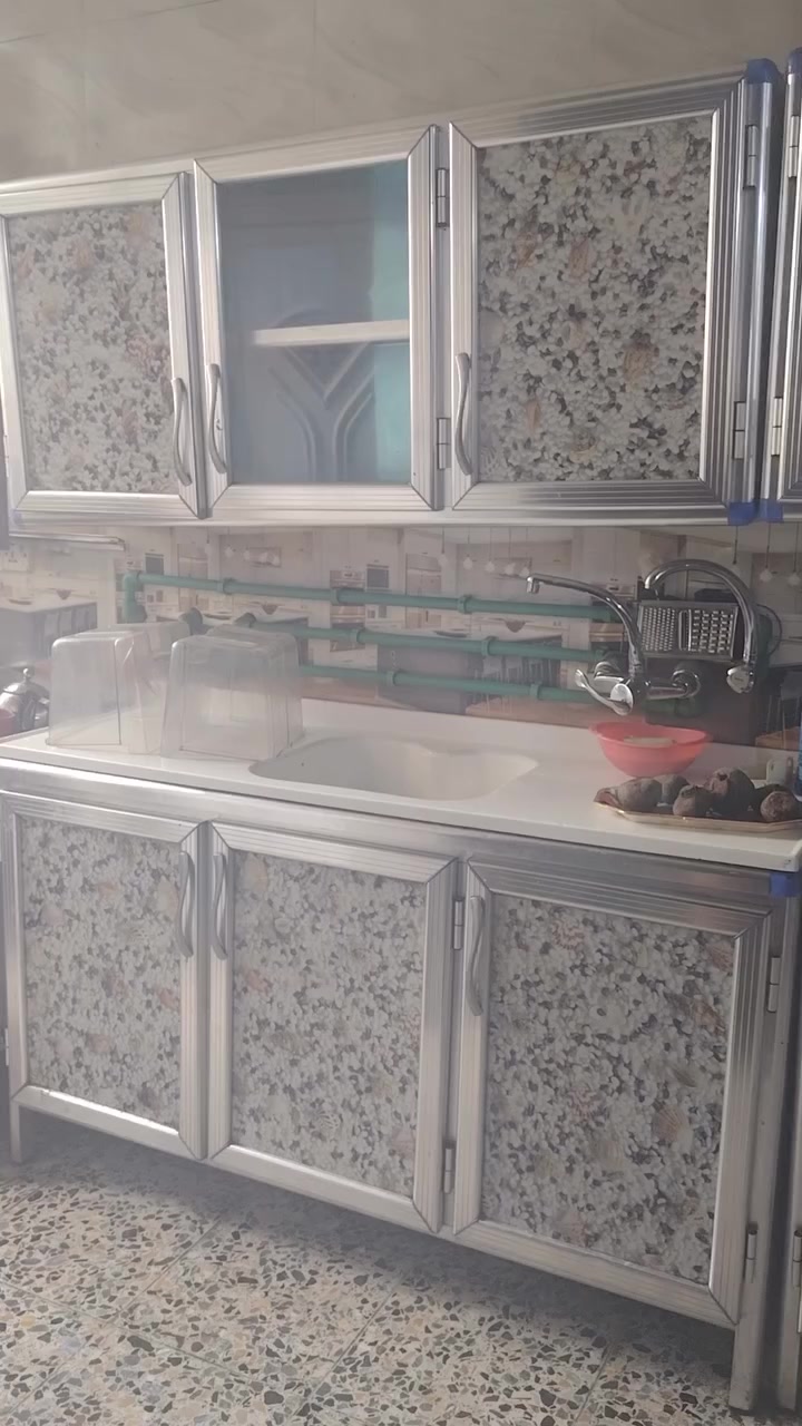 سلام عليكم عندي كاونتر 4قطع نضافه80/100السعر 300عنوان بغداد وعندي توصيل ***********
