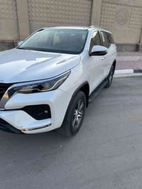 فورچنر 2023 فول مواصفات كفالة ما عدى بارد باب خلف السايق مكان السيارة ...