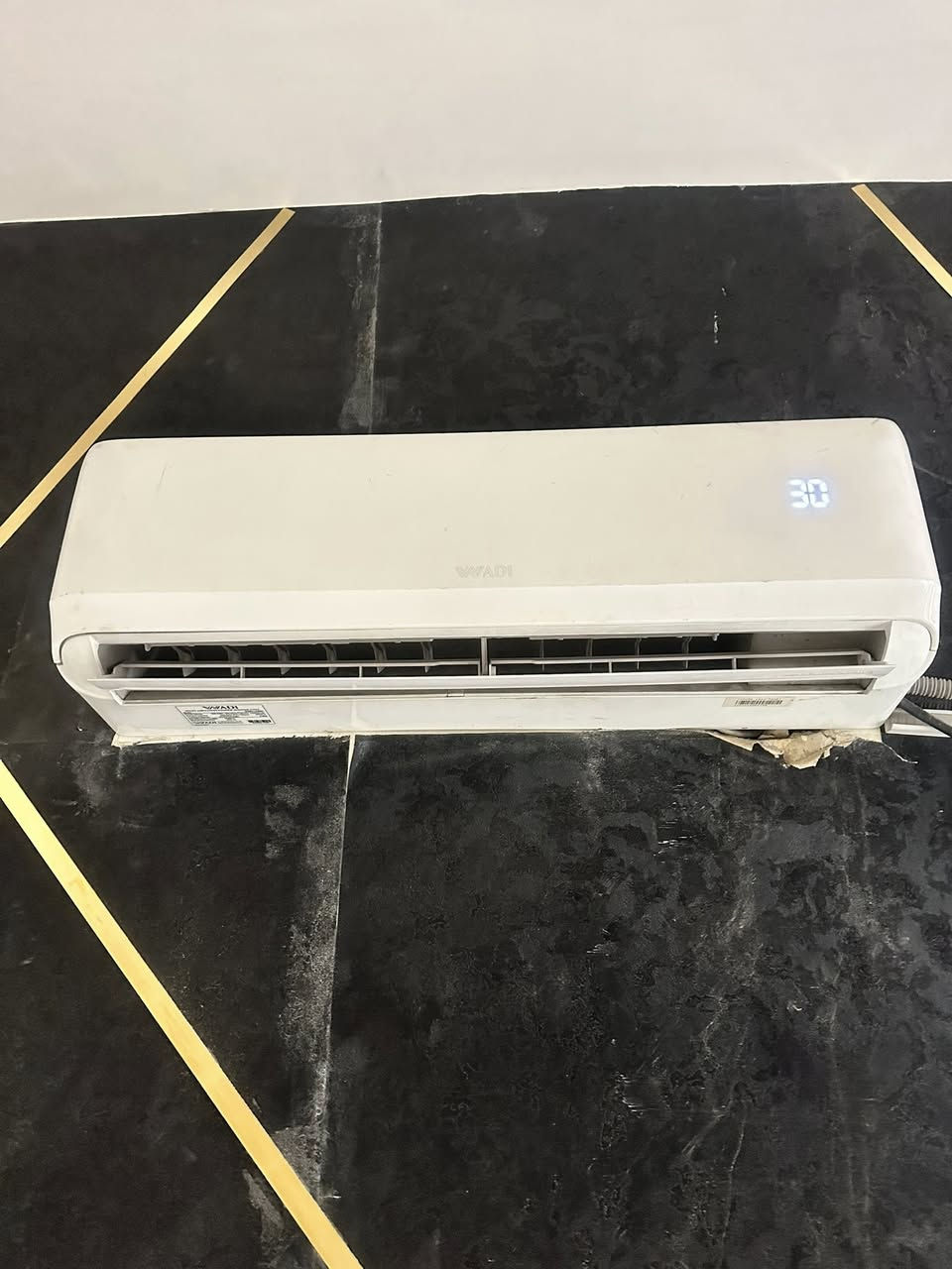 سلام عليكم غرفه تركيه بحاله جيده مع سبالت عدد 2 واحد طن واحد ميديا ولثاني توسوت ثنينهن شغالات وثلاجه زغيره شغاله وبرده كلهن رايدهن ب 500 الف المكان بغداد شارع المغرب ***********
