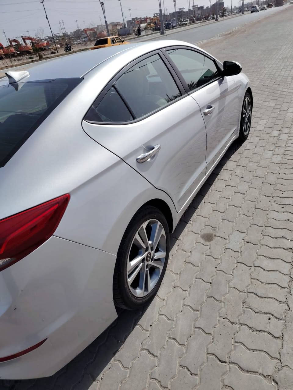 السلام عليكم سياره للبيع سياره ؛ نتره 18 وارد أمريكي حادث بنيد بدون دواخل ولباقي كفاله لمحرك 1600 تيربو لسياره سياره بصمه ماشيه 100 لعلوان البصره سعره 118 وبيهه مجال بسيط ***********
