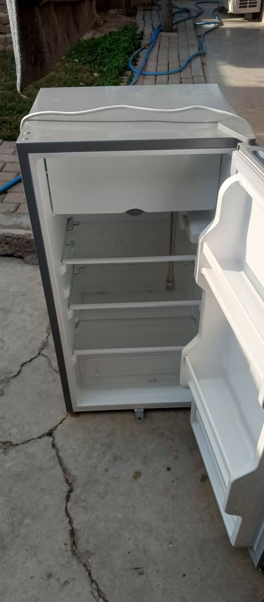 السلام عليكم ثلاجه جديده مستعمله قليل  للبيع سعر 125 او بيها مجال  ***********
