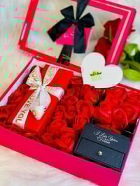 بوكس عيد الحب • عطر Si • قلادة احبك