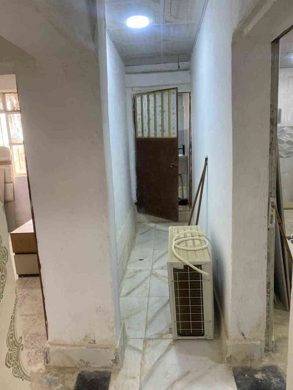 شقة طابق ثاني معزولة درج مستقل للايجار في جمعية إسكان الموانئ على الشارع العام المقابل لمستشفى الثقلين  خدمات كاملة تتكون من صالة ضيوف ومطبخ مفتوح على صالة العائلة وغرفة ومجموعة صحية مع سطح داخلي الشقة جاهزة السعر ٤٠٠ الف شامل اجور الماء والكهرباء للاتصال واتساب *********** البصرة, العراق
