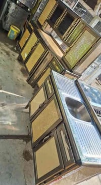 نظيف 3 قطع سعره 300 وبي مجال قليل. 07804977817