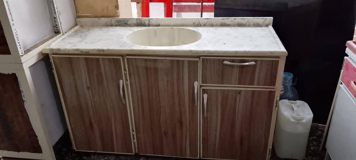 كاونتر للبيع مترين ونص والسنك متر ونص مرمر السعر ٣٢٥ المكان بغداد ***********بي واتساب
