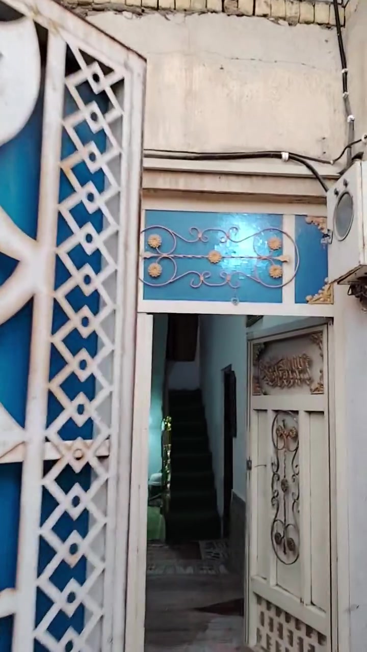 السلام عليكم بيت للبيع طابو 100م امامي طابقين 
كل الخدمات متوفره تبليط ورصيف ومجاري ومي وكهرباء ونت ضوئي 
المكان تضحيه قرب مدرسة قبضة الهدى 
واعدادية السلام 
يتكون البناء من طابقين الاول ديوانه وصاله وغرفه ومطبخ وصحيات 
والطابق الثاني صاله وغرفتين 2 وصحيات وصطح 
البناء الطابق الاول طابوگ وعگاده  والطابق الثاني فرمستون 
بناء الطابق الاول سنة 2018 والطابق الثاني 2023
للتواصل ***********
