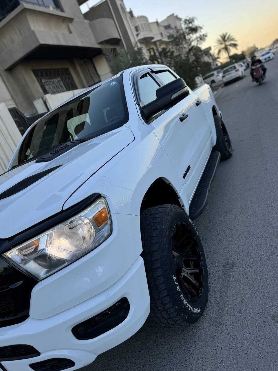 RAM BIG HORN
السلام عليكم

رام 2024 بك هورن ابيض نظيفه جدا جدا وارد امريكي ضرر خفيف جاملغ وبنيد خفيف جدا موضح بل صور  

ماشيه ٣٧ ميل فقط 
مواصفاته / باب طويل بودي قصير المرغوب 

المواصفات 👇
محرك V8 5700 هيمي 
هاندبريك بصمة .. سكليتر كهرباء 
بصمة تشغيل وشغال عن بعد 
تحكمات ستيرن شاشه كبيره اوبشنات  كامره  مري جانبيه متحركه تبريد امامي خلفي ثلج ماشاء الله رادار خلفي 
جام خلفي عل البدي  كهرباء 
اشاير مري بلوجكترات كشنات هيتر وستيرن هيتر كذلك 
حساسات امامي وخلفي وبعد كثير 

تفاصيل ‼️‼️‼️

محرك كير اكسل برغي ممفتوح بيه شرط الفحص 
طبعا السيارة عليه اضافات مكلفة جدا ومنها ….👇

دوسات جانبيه .. .. دبل فيتبم تكدر تتحكم بي من يمك .. 
2 ونص انج عاليه السيارة امامي وخلفي 
بيه نصبه ماشاء الله ماتنوصف 

ويل 20 مميز مع تاير امريكي🛞🛞  
منضومة زنون لايت كلش قوي زرع عدسات 

السيارة مرقم كامل هزه وفحص جديد سنويه بأسمي تحويل بنفس اليوم للمشتري 

سعر 💵💵💵
330ورقه مجال بسيط للشراي واتشرف بالجميع  

للعلم هزه فحص رقم كله جديد ماتحتاج اي مصاريف 
 مكانها بغداد القاهره***********
