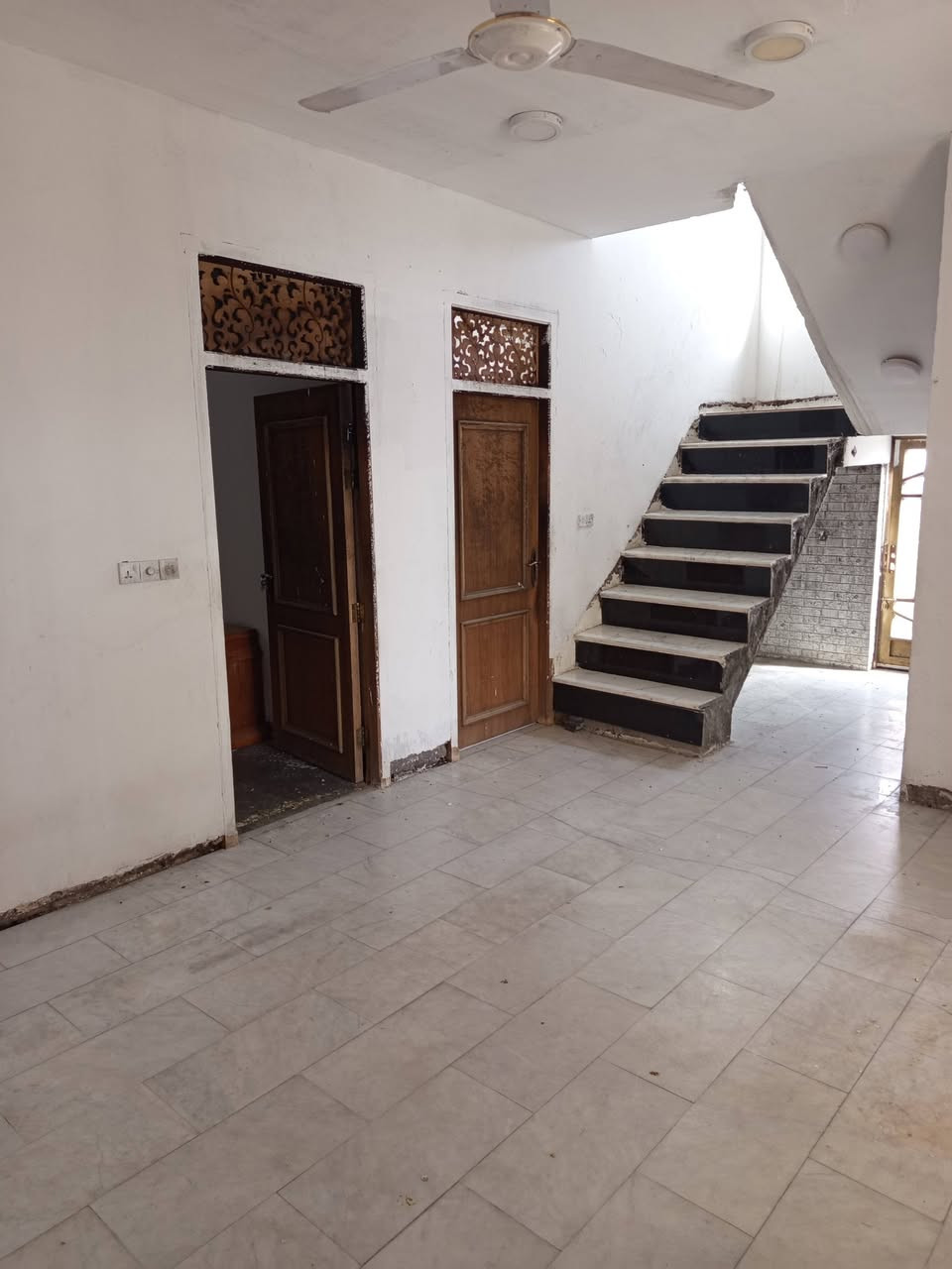 يوجد بيت للبيع طابو صرف مساحه 200 يحتوي على سته نوم   منطقه البوعليان الجمجمه الجنوبيه اتصل ***********
