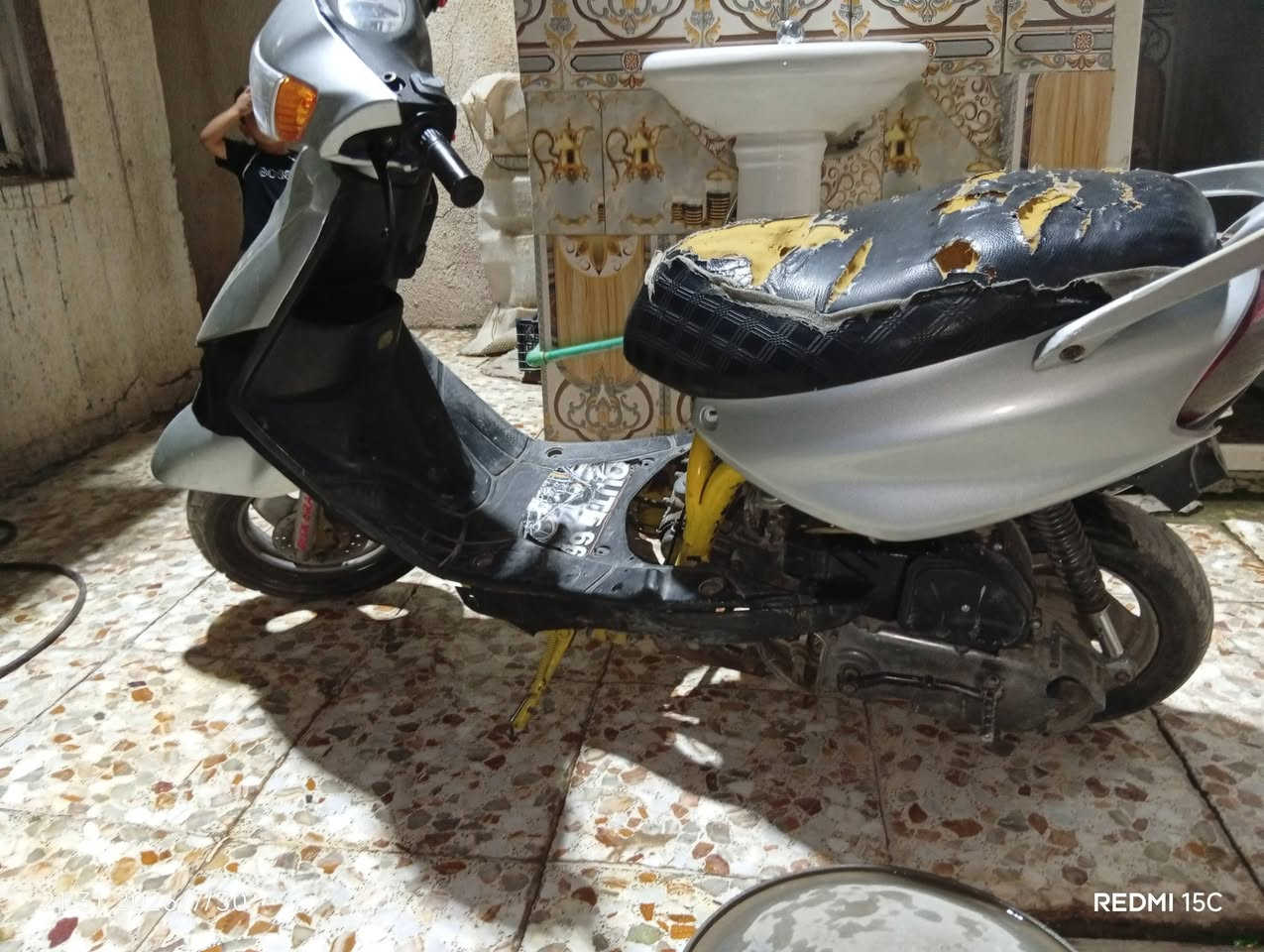 السلام عليكم
 دراجه ماكس قجمه  رياضي صالنصه FM + عقل رياضي + ضفيره كهربائيات جديده مال باله+ باتري جديد+ كفرات بلاديه/ ناقصها فقط زنجيل طاك وربط  كهربائيات / دراجه كامله مكمله ومكينتها تخبل خير من الله شغل وروح وين ما تريد

مكان بغداد الزعفرانيه 
سعر ٢٥٠ وبيها مجال حك الجيه واتساب/***********
