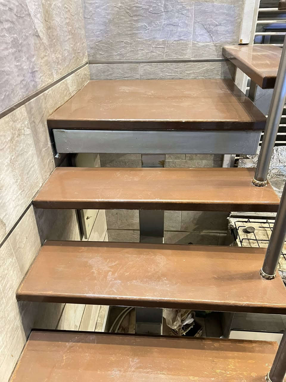 درج منزلي درجه اولى يصلح ان يكون في داخل المنزل وخارجه…مواصفاته حديد البايات مغلفه بالخشب مقاومه للامطار الابعاد
ارتفاع عن الارض335سم
عرض البايه85سم عباره عن ثلاث قطع
1.الصاعد(الشاطح)
2.الوسط
3.النازل
موضح بالصور..السعر مليونين دينار
للاستفسار*********** واتساب
العنوان الشالجيه قرب جسر14رمضان
