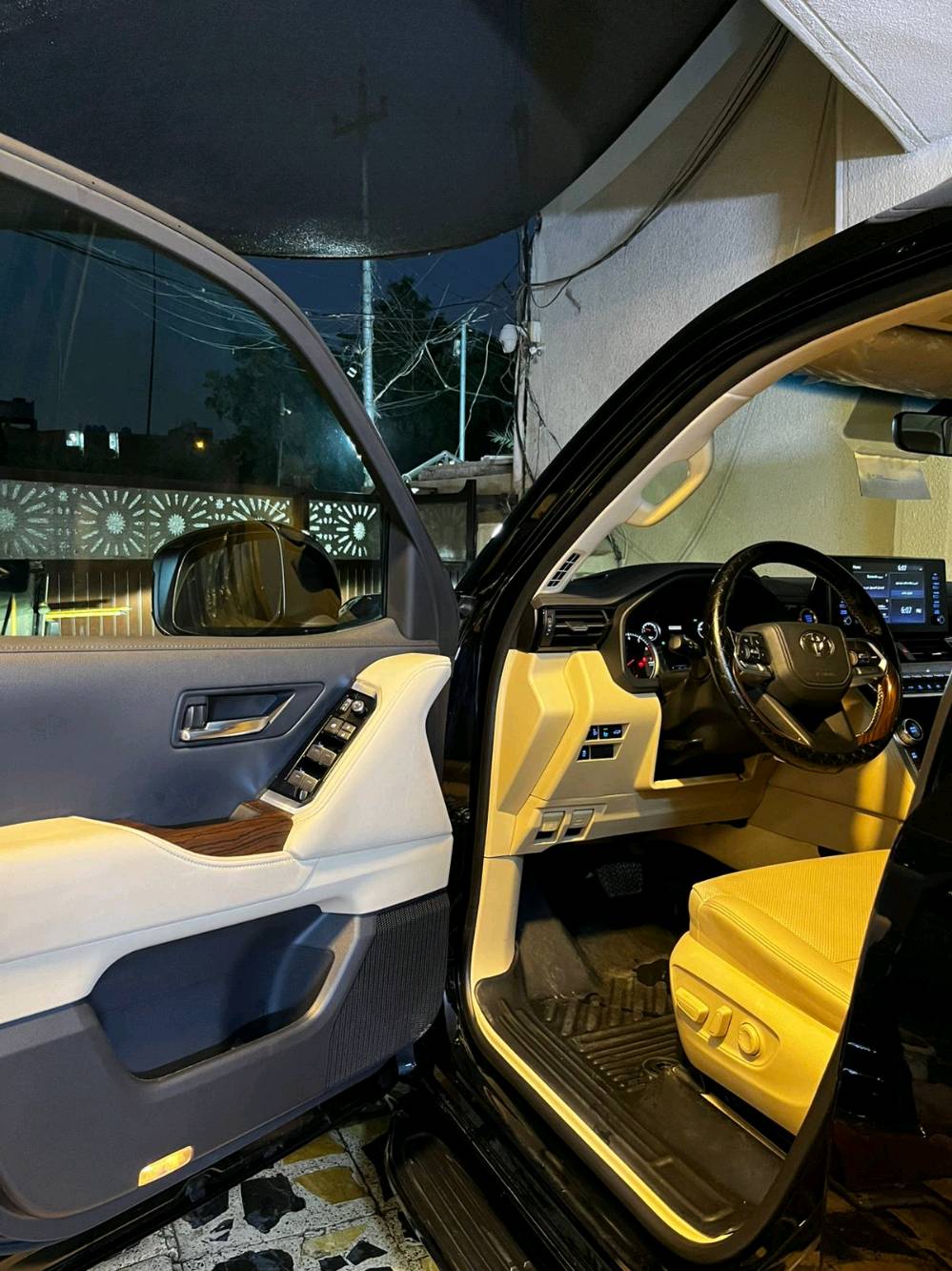 السلام عليكم 
لاندكروز 24 بلاك ادشن ساس اصل ماشية 15 الف مكفوله وبعدها بالضمان 
السعر 74 الف دولار