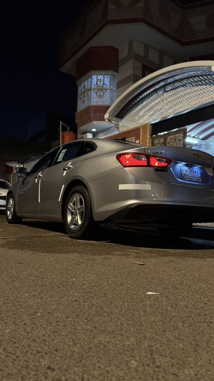 السلام عليكم 
ماليبو 21 معوقين 
حادثه خشم بنيد شوي من جاملغ حادث سطحي وصندوك مبدل من امريكا 
ماشيه 120 الف كيلو 
مواصفات lt 
125 بيها مجال رايد مراوس ويا ترافولس 12 لو 13 خليجي 
***********
مكاني بصرة
