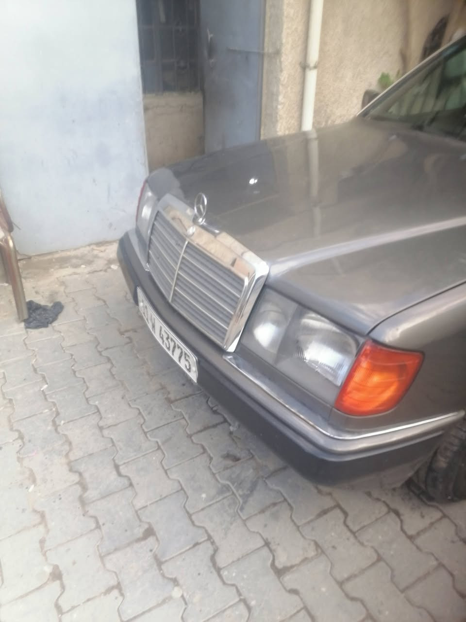 السلام عليكم. مارسدس دب ٩٠ رقم بغداد انكليزي مكينه وكير بلاد فتحه طكتين تبريد هوك خلفي داخل جلد كهرباء تخم تاير جديد مصبوعه عام جماليه بدون حادث مكاني بغداد الحريه تلفون / ***********
