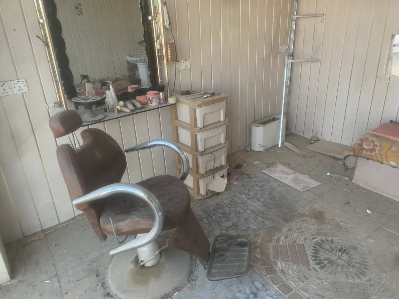 اغراض محل حلاقة للبيع  (كرسي حلاقه مراية مغسلة ) باب ارتفاع ٢ متر عرض ٣ متر ***********
