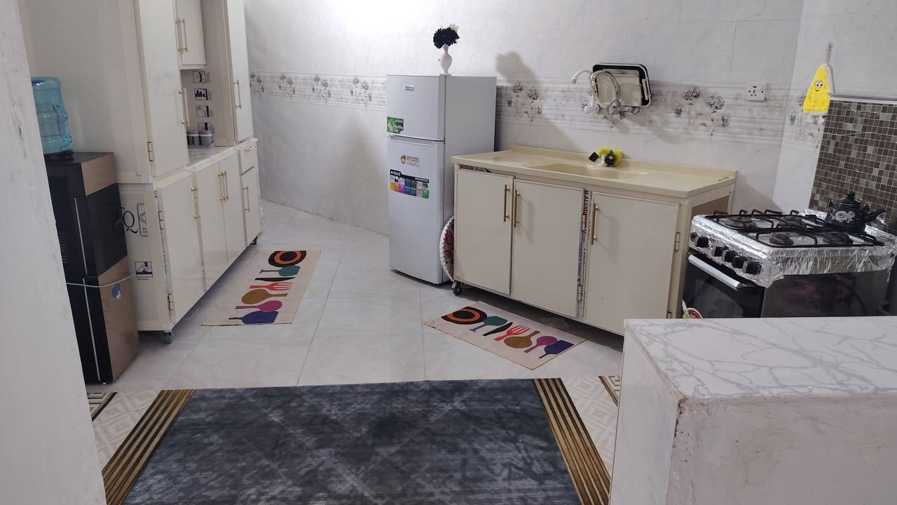 سلام عليكم بيت 100 متر للبيع ركن بي قيناس قليل بالمطبخ بالحمام داخلي بناء كونكريت رباط سقف كونكريت غرفه مطبخ صاله براني طارمه حمام داخلي وصحيات خارجيه بيت بناء جديد بدون تشاريف بيتونه ارضيه بورسلاين حمامات مطبخ سيراميك بيت بناء جيد *********** اتصال أو واتساب
